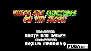Kosmonaut Rusia Nikita Von James dilarang bicara, tapi mulut umumnya pengen ngerasain lidahnya