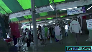 Lidahnya ditusuk, ibu Thailand mungil digarap dua bule