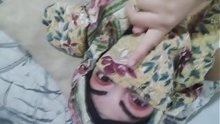Hijab istri Arab montok sange ngocok memek basah sampe crot di kamar sementara suami lagi sholat di ruang lain