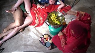 Mama India tiri di dapur, ngomong kotor sambil ngentot, panas banget.