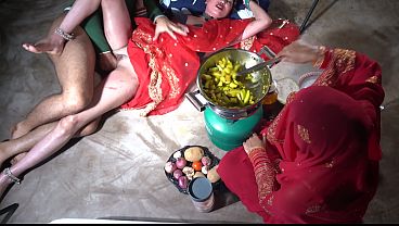 Mama India tiri di dapur, ngomong kotor sambil ngentot, panas banget.