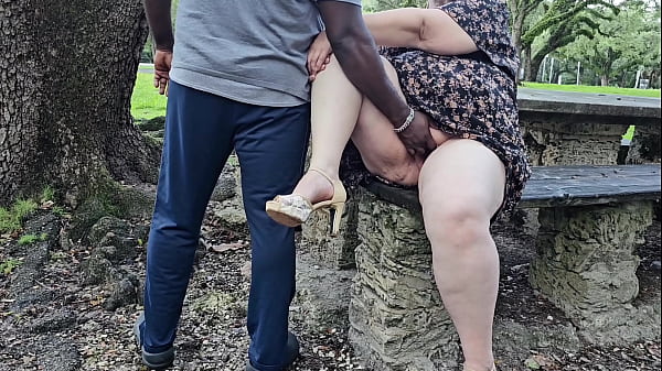Monyet hijab montok ngocok kontol di taman, dijentik memeknya sama orang asing sampe crot.