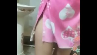 Desi mandi, basah kuyup, siap digoyang.