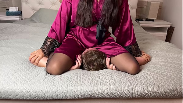 Malam kelam, jubah tipis, cewek Asia duduk kasar di muka sambil tampar mukaku, mulutku dibungkam panty basah.