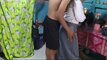 Ngentot adik ipar di dapur, siap-siap berangkat sekolah malah makin greget