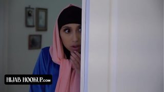 Penasaran, gadis cantik berhijab berbadan sempurna, memek sempitnya digebahin instruktur nafsu berat.