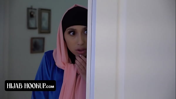 Penasaran, gadis cantik berhijab berbadan sempurna, memek sempitnya digebahin instruktur nafsu berat.