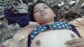 Anak pramuka lagi latihan di kebun, celana ketat basah keringetan, siap digrebek sama kakak senior.