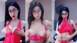 Awcece pake lingerie merah bikin makin pengen