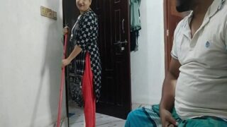 Istri montok bantu suami ngocok di sesi panas pasutri desi