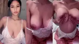 Jenna remas-remas pentil montoknya sambil nungguin crot mango