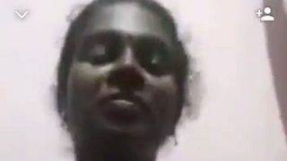 Malayali ammayi Janaki buka blus, goyangin susu