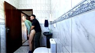 Paman tiri meremas-remas sambil gesekan basah, lalu buka baju dan colmekin dia sampai meraung.