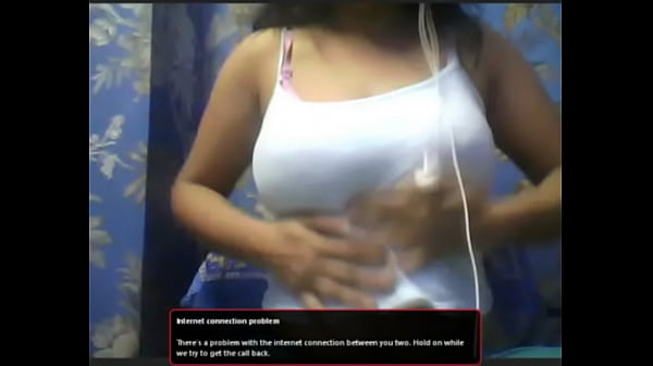 Aunty India lagi horny, kamera langsung colongan, montoknya goyang-goyang.