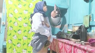Siswi SMA colmek di dapur, bikin dapur makin panas