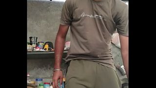 Bocah India sendirian muterin kontol kecilnya