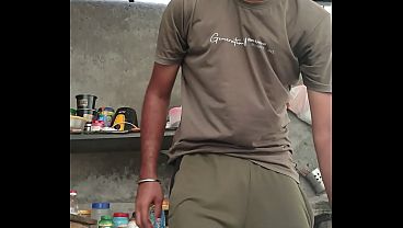 Bocah India sendirian muterin kontol kecilnya