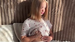 Astaga adik tiri, aku mau keluar cepat! Memek pink krimnya lagi digaruk-garuk sendiri.
