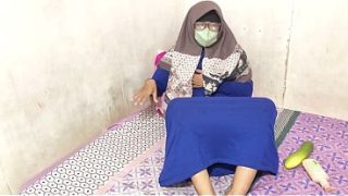 Cewek hijab Indonesia lagi mainin memeknya sendiri.
