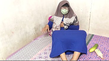 Cewek hijab Indonesia lagi mainin memeknya sendiri.