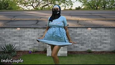 Mahasiswi Hijab jogging di tempat umum, hisap kontol demi duit