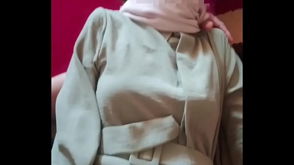 Saudari tiri berhijab digebukin pas Lebaran, makin nikmat rasanya.