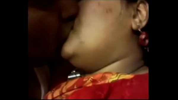 Desi aunty, bibirnya basah siap digigit, pantat montok goyang minta digoyang.