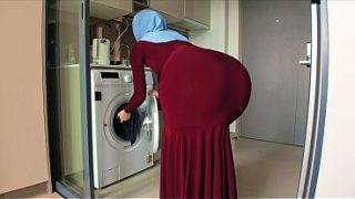 Ibu tiri pakai hijab ketahuan lihat tatapan nakalku ke pantat bulatnya yang seksi