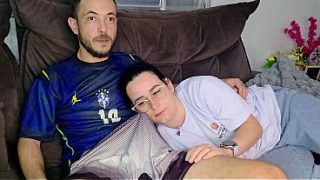 Irmã-torta gozada pelo irmão enquanto torce pelada pro jogo do Brasil