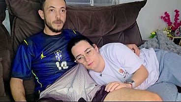 Irmã-torta gozada pelo irmão enquanto torce pelada pro jogo do Brasil