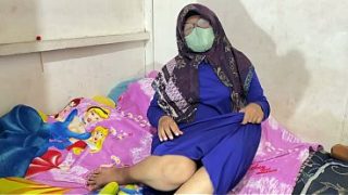 Wanita berhijab lagi mainin diri sendiri sampai basah.