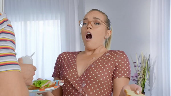 Dia Suka Kontolnya di Dapur, Adegan Panas Brazzers dari zzfull.com/HC