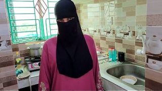 Selagi istri pergi, suami bejat ngentot pembantu hijab di rumah kosong