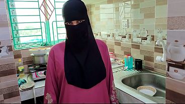 Selagi istri pergi, suami bejat ngentot pembantu hijab di rumah kosong
