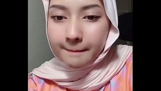 Ngecas live pake jilbab, goyang-goyang bikin greget