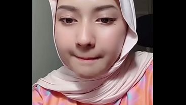 Ngecas live pake jilbab, goyang-goyang bikin greget